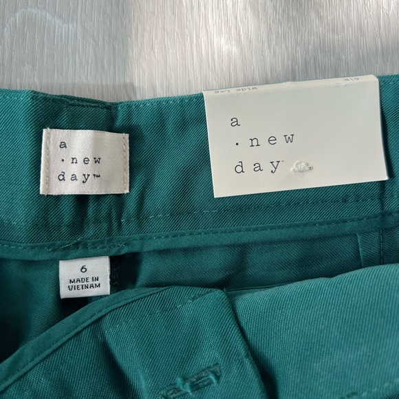 NWT Teal pleated trousers with button closure and front pleats, size 6. - Picture 4 of 7